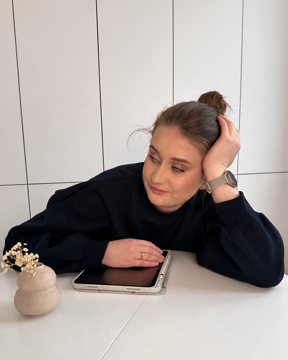 Wiktoria Pomorska przy stole z tabletem